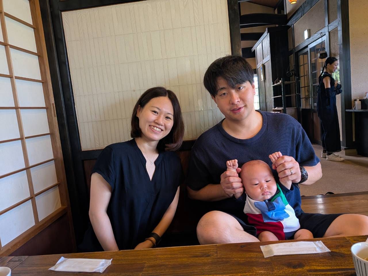 赤ちゃんを抱く家族