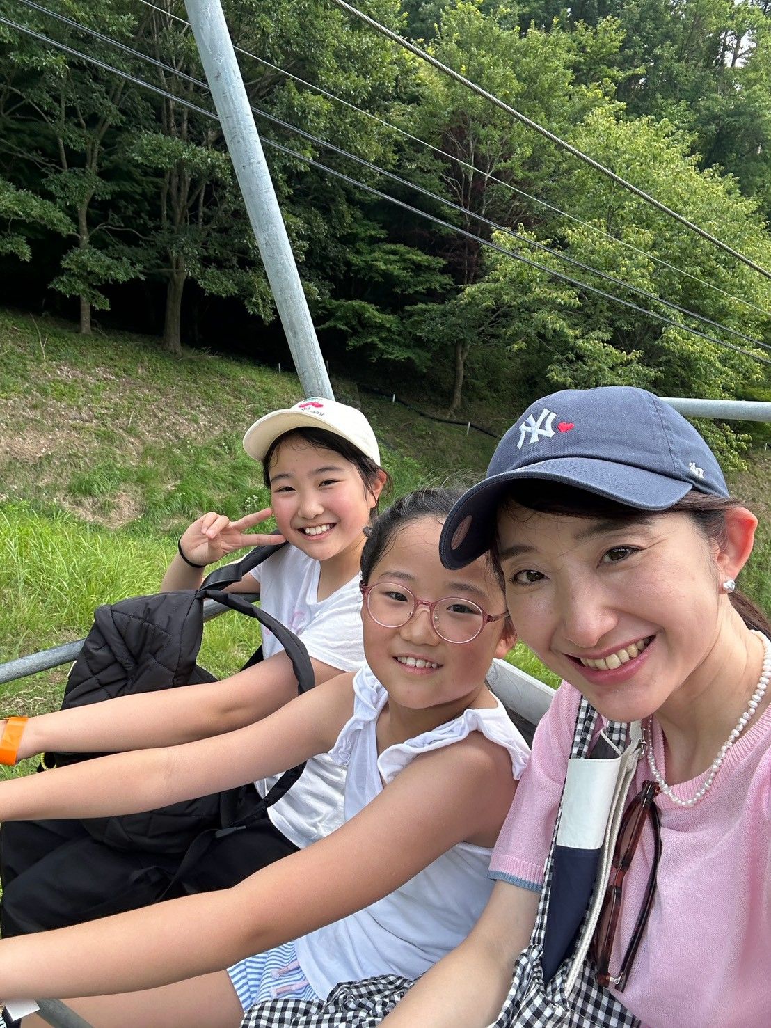 リフトに乗る3人