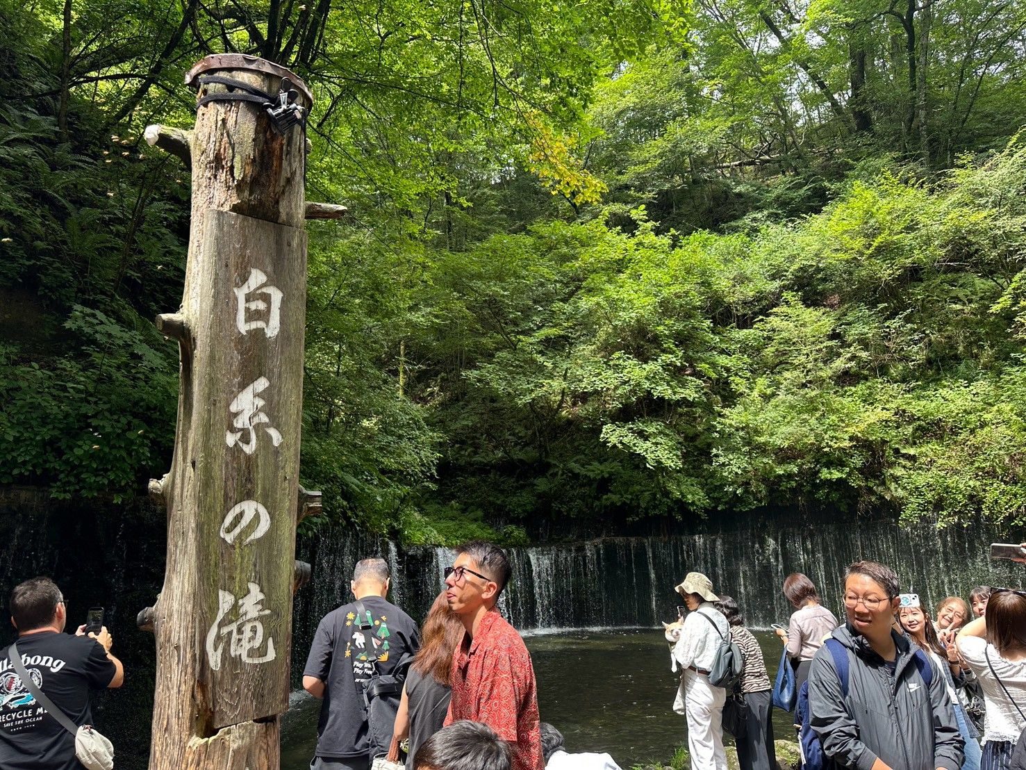 滝を背景に