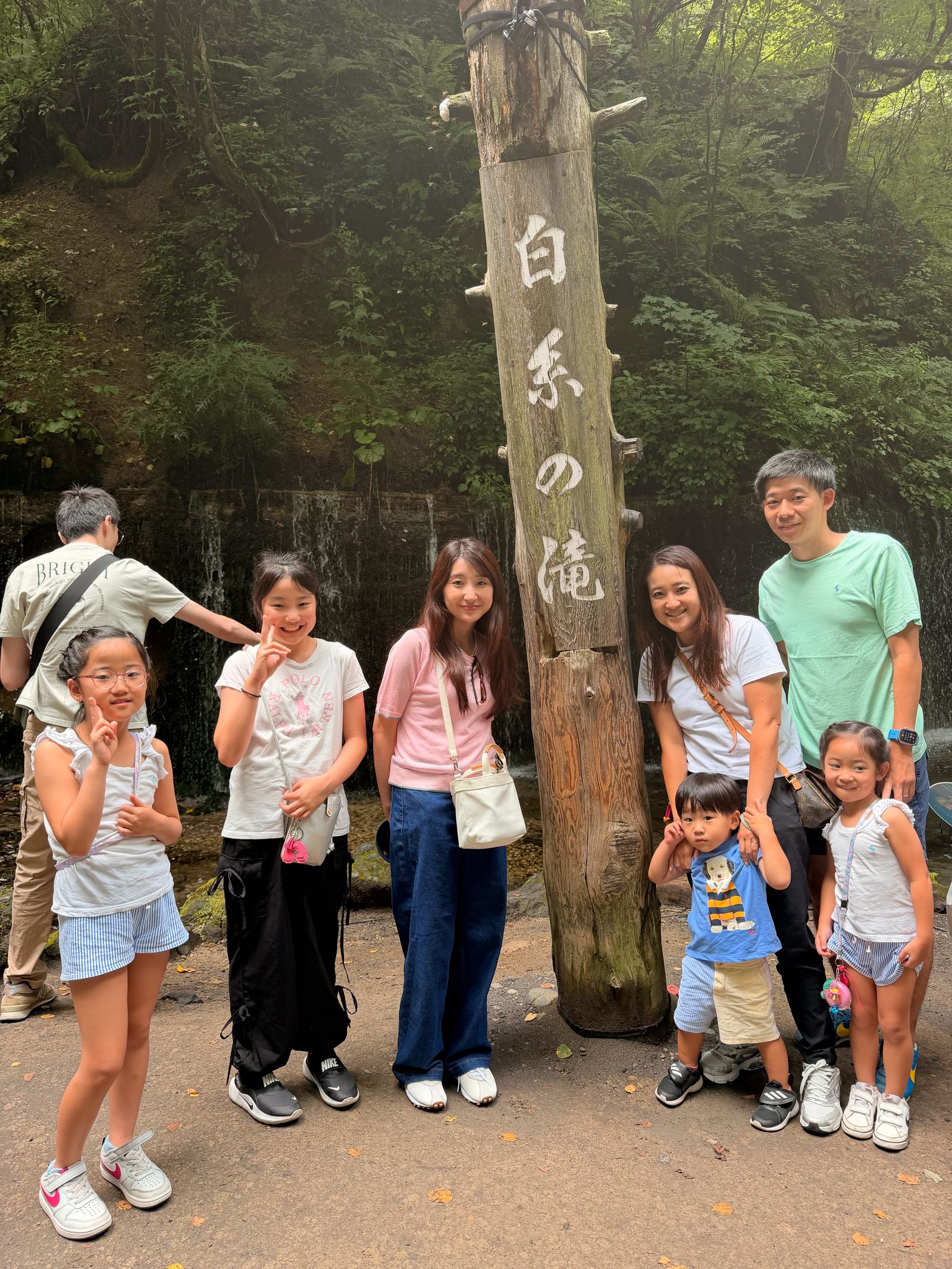 滝の前でもう一枚