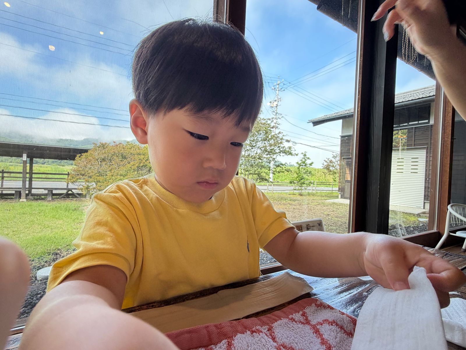 地図を読む男の子