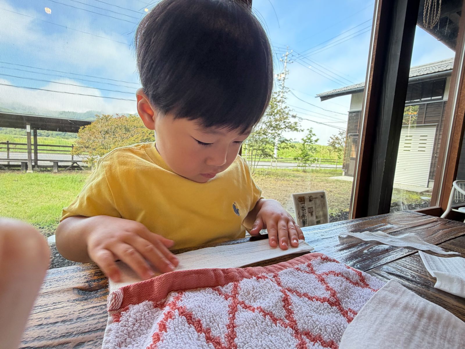 地図を読む男の子2