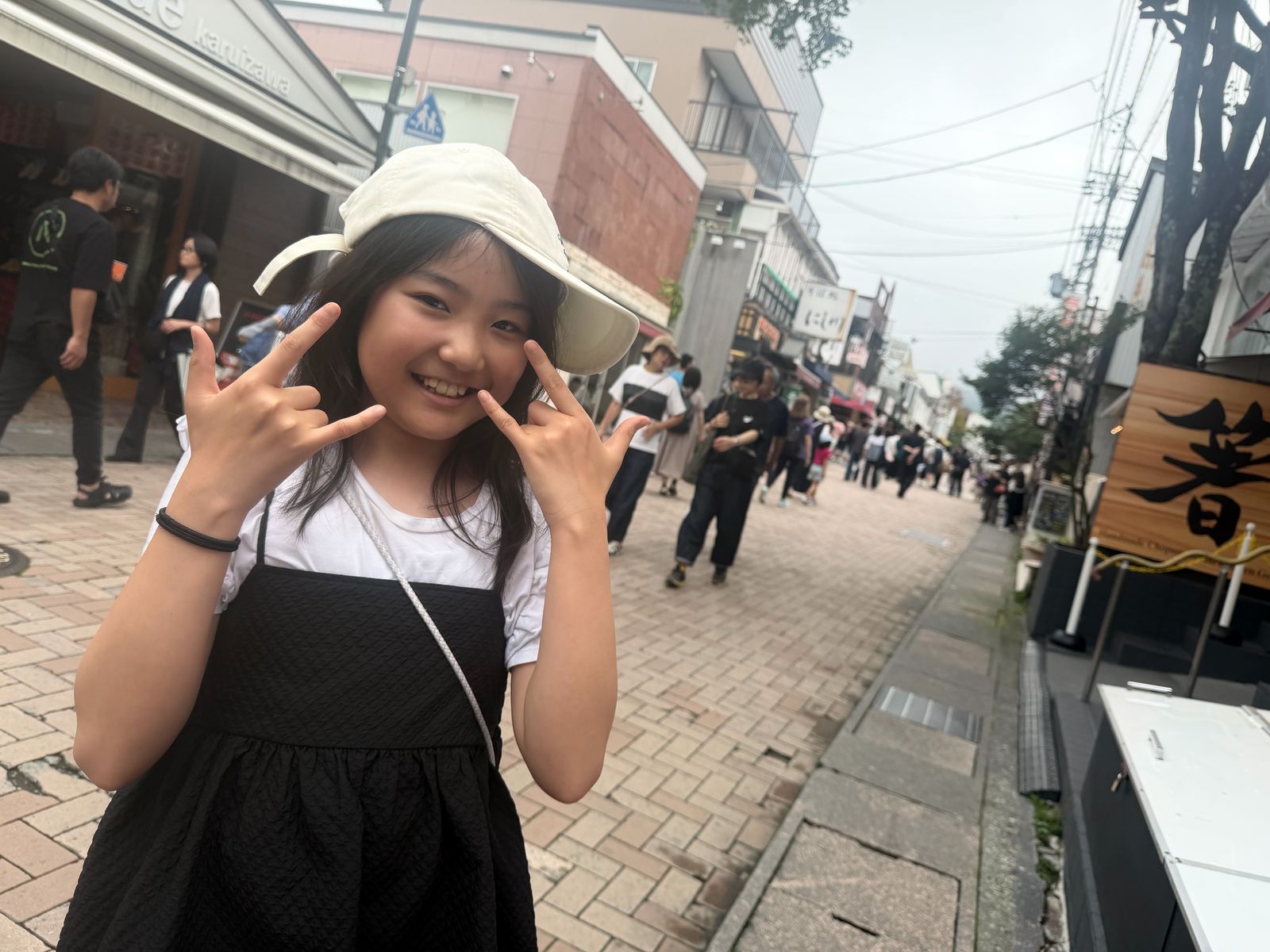 帽子をかぶってピースサイン