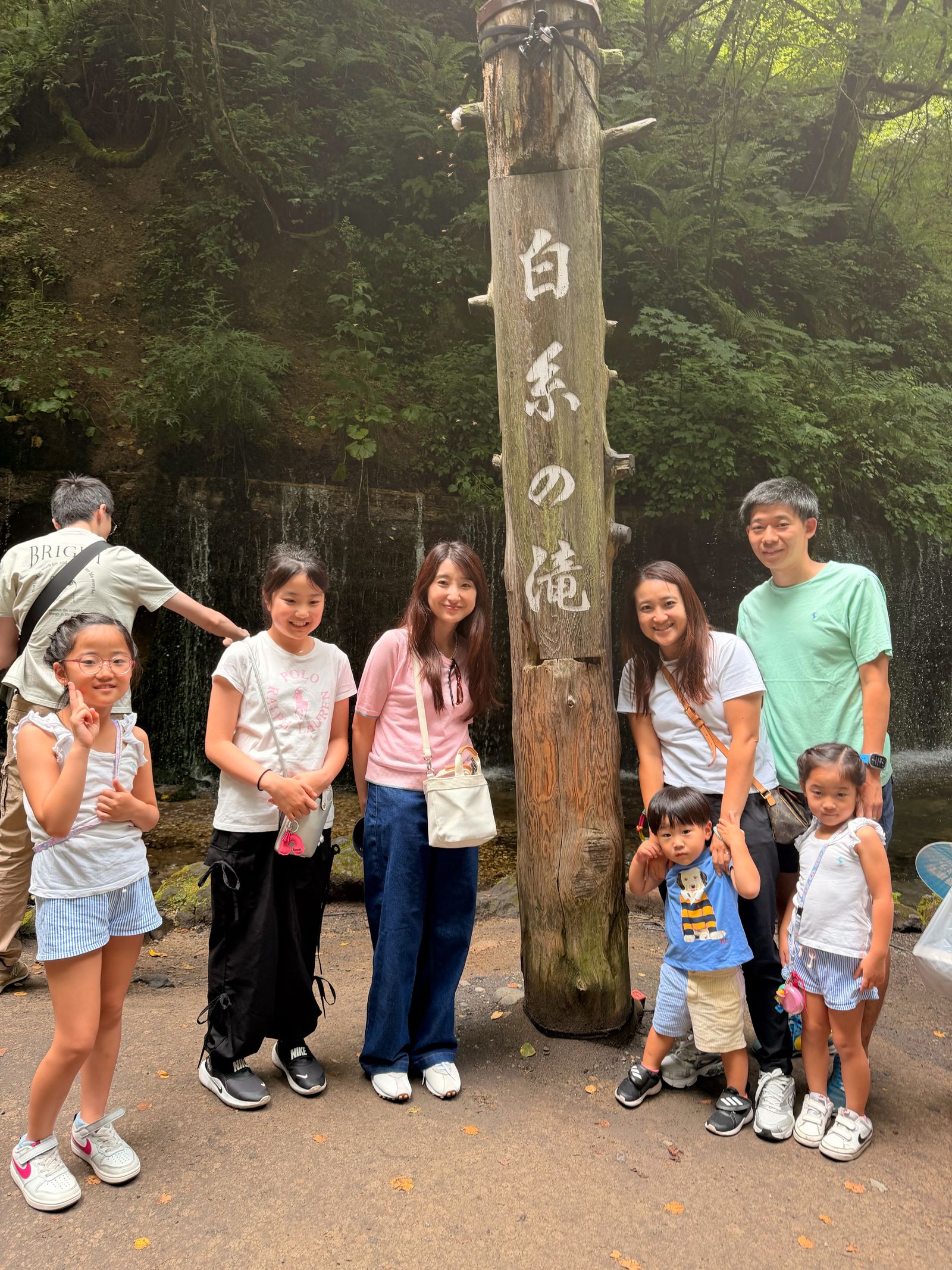 橋の上での集合写真