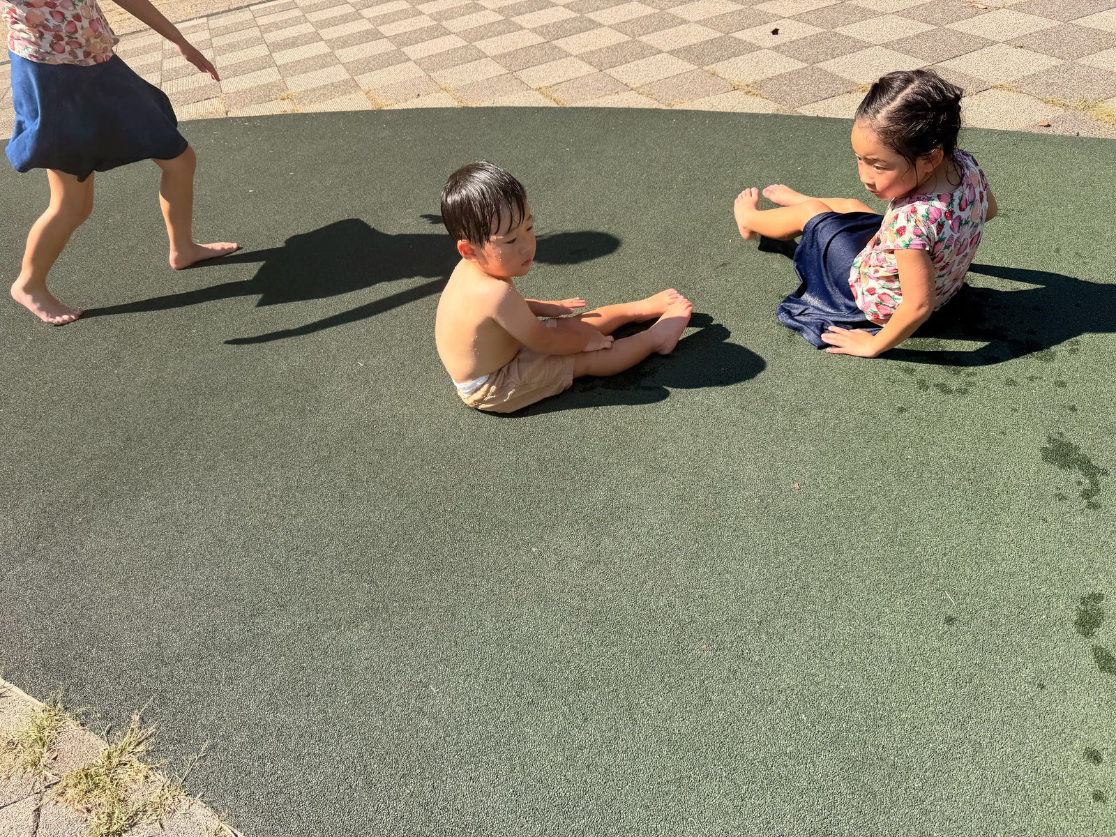 遊具に座る子どもたち