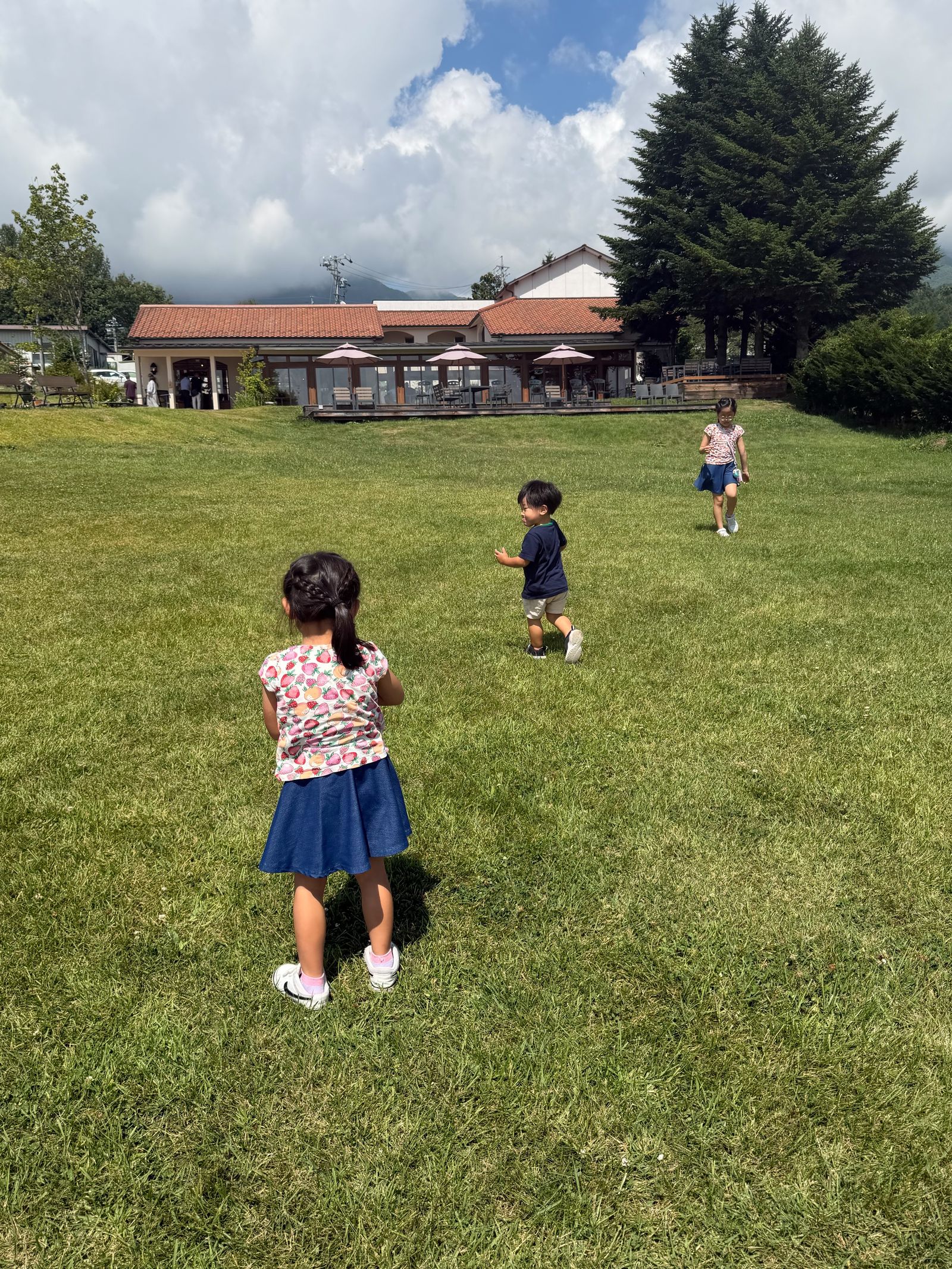 遠くを走る子ども