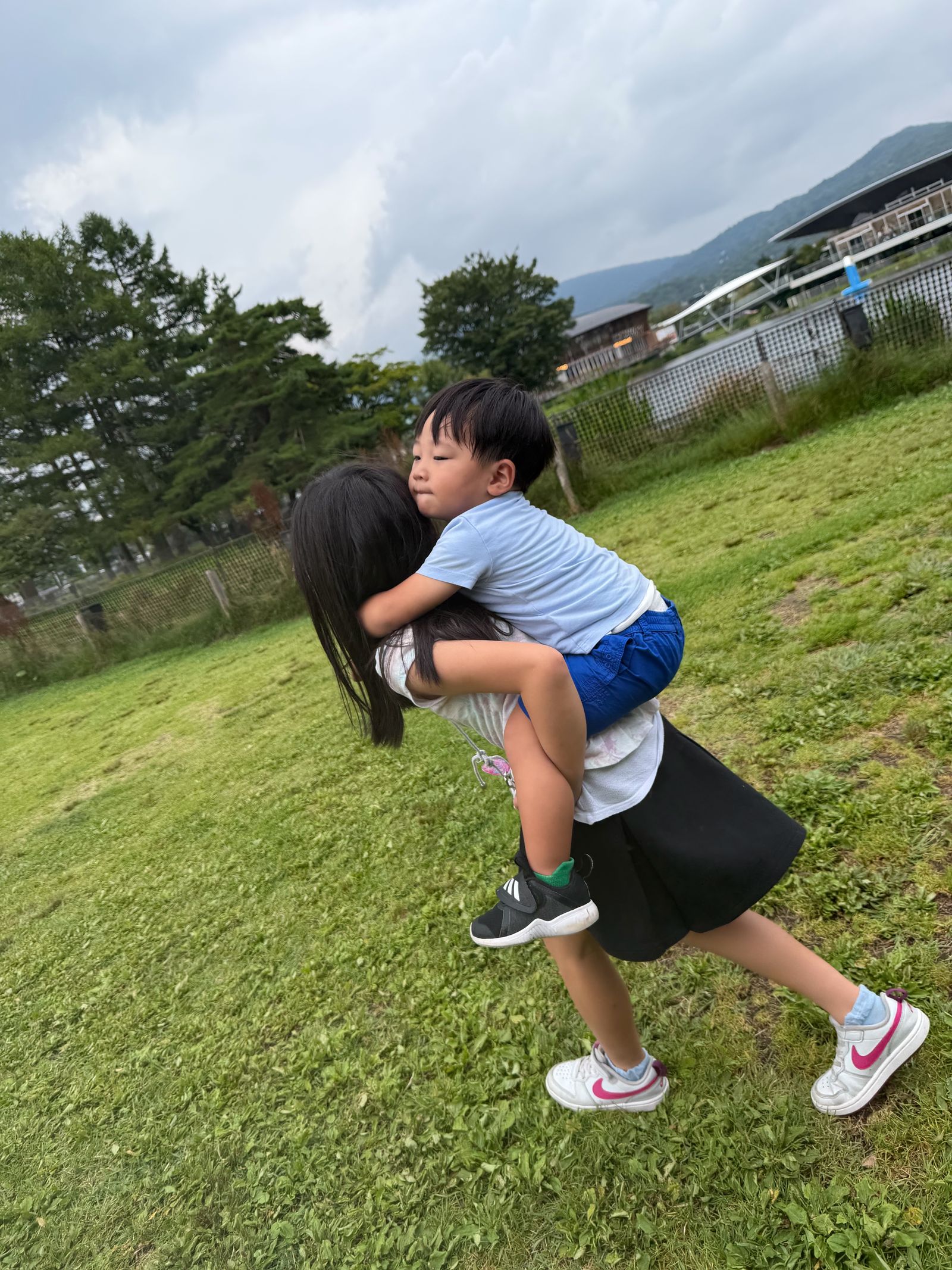 肩車で遊ぶ様子4
